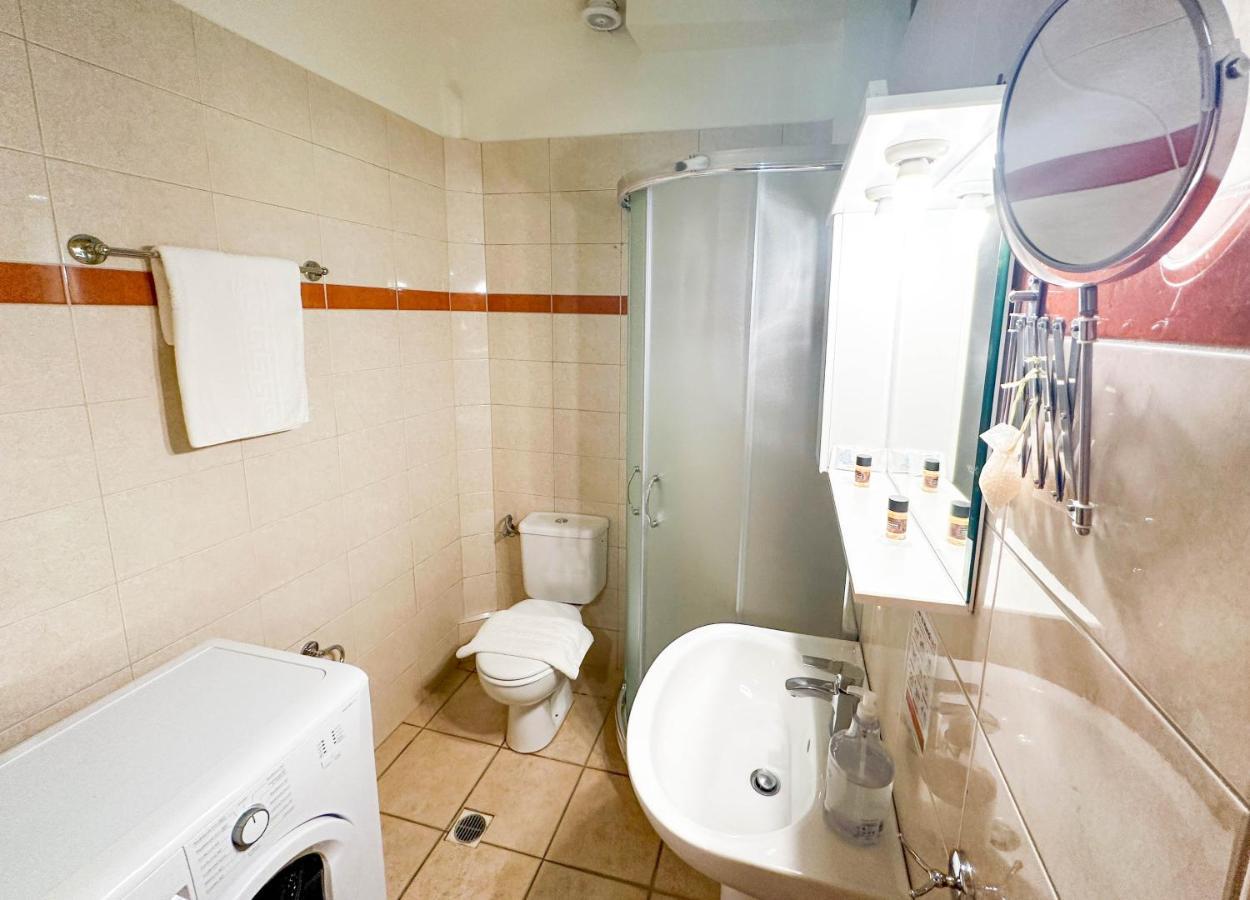 Mini Art Apartments Gerani  Екстериор снимка