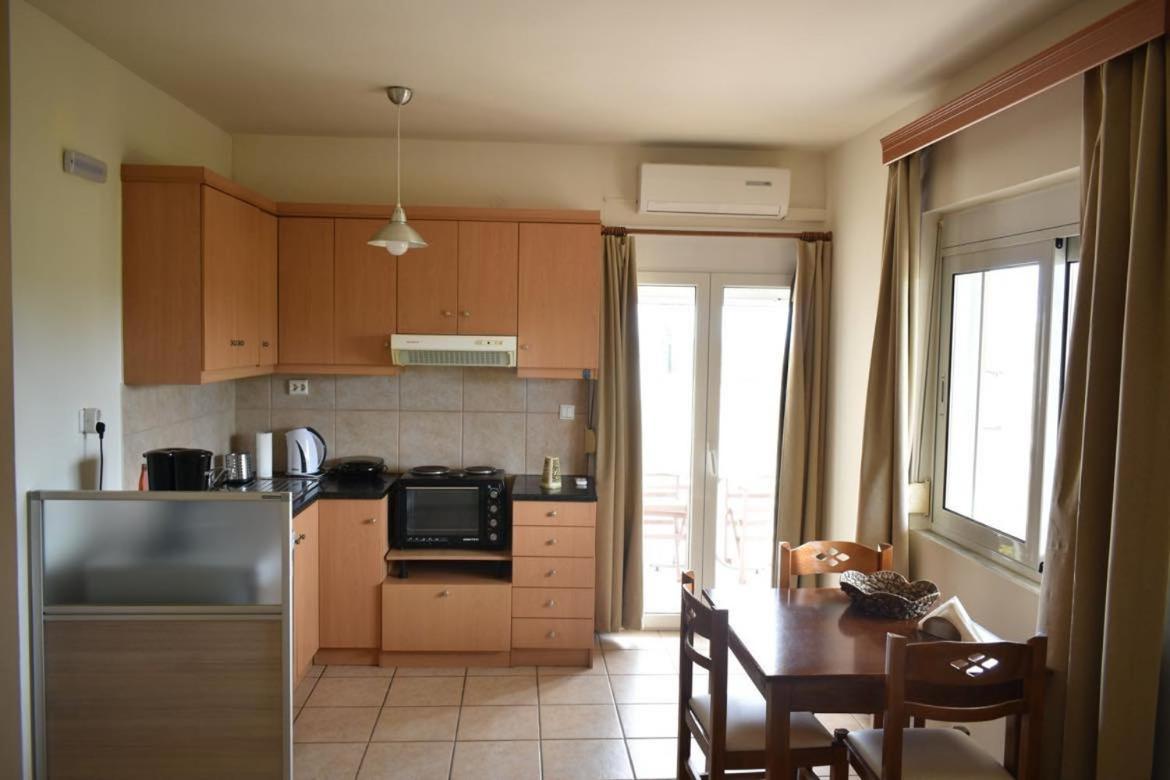 Mini Art Apartments Gerani  Екстериор снимка