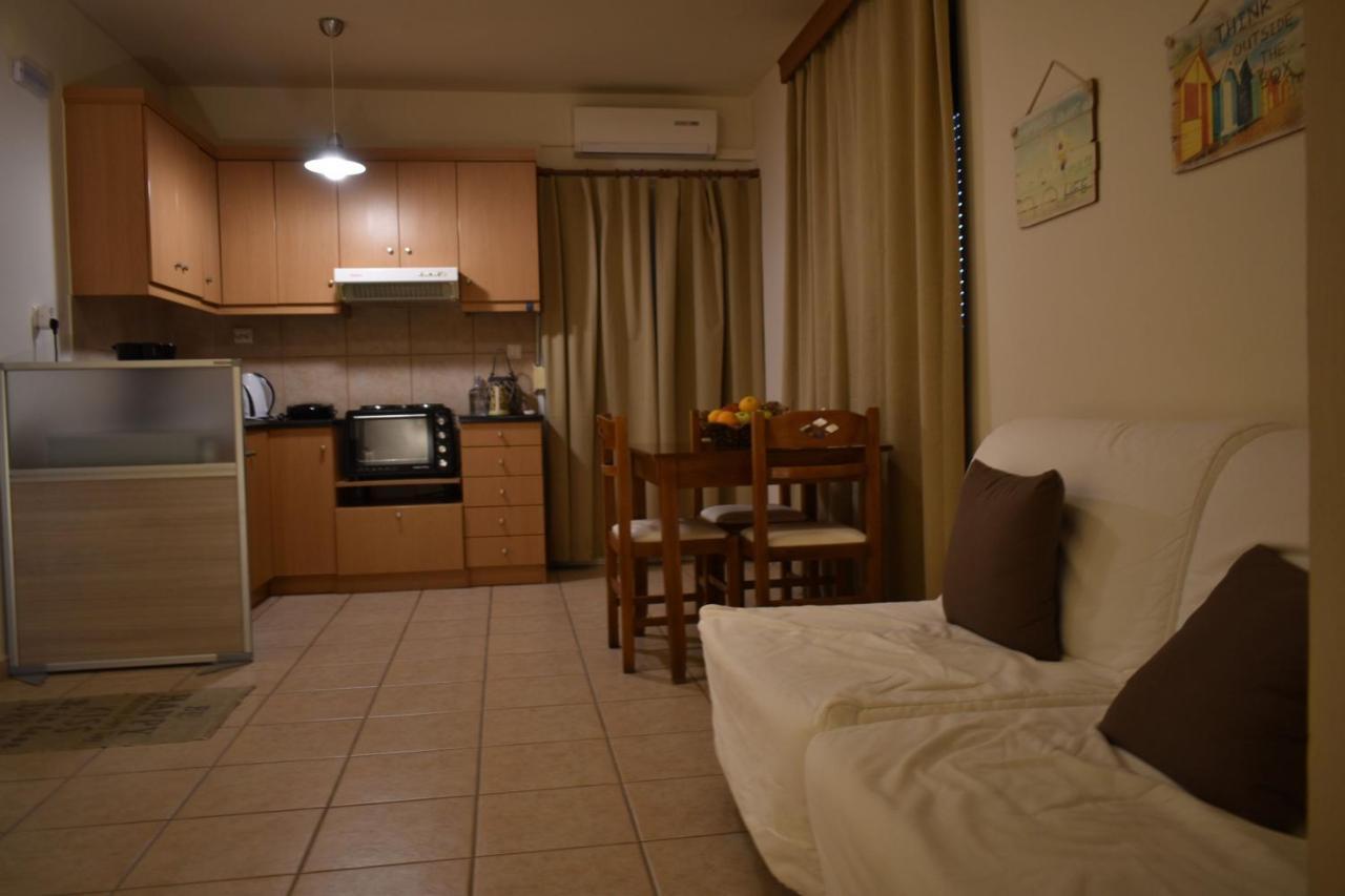 Mini Art Apartments Gerani  Екстериор снимка