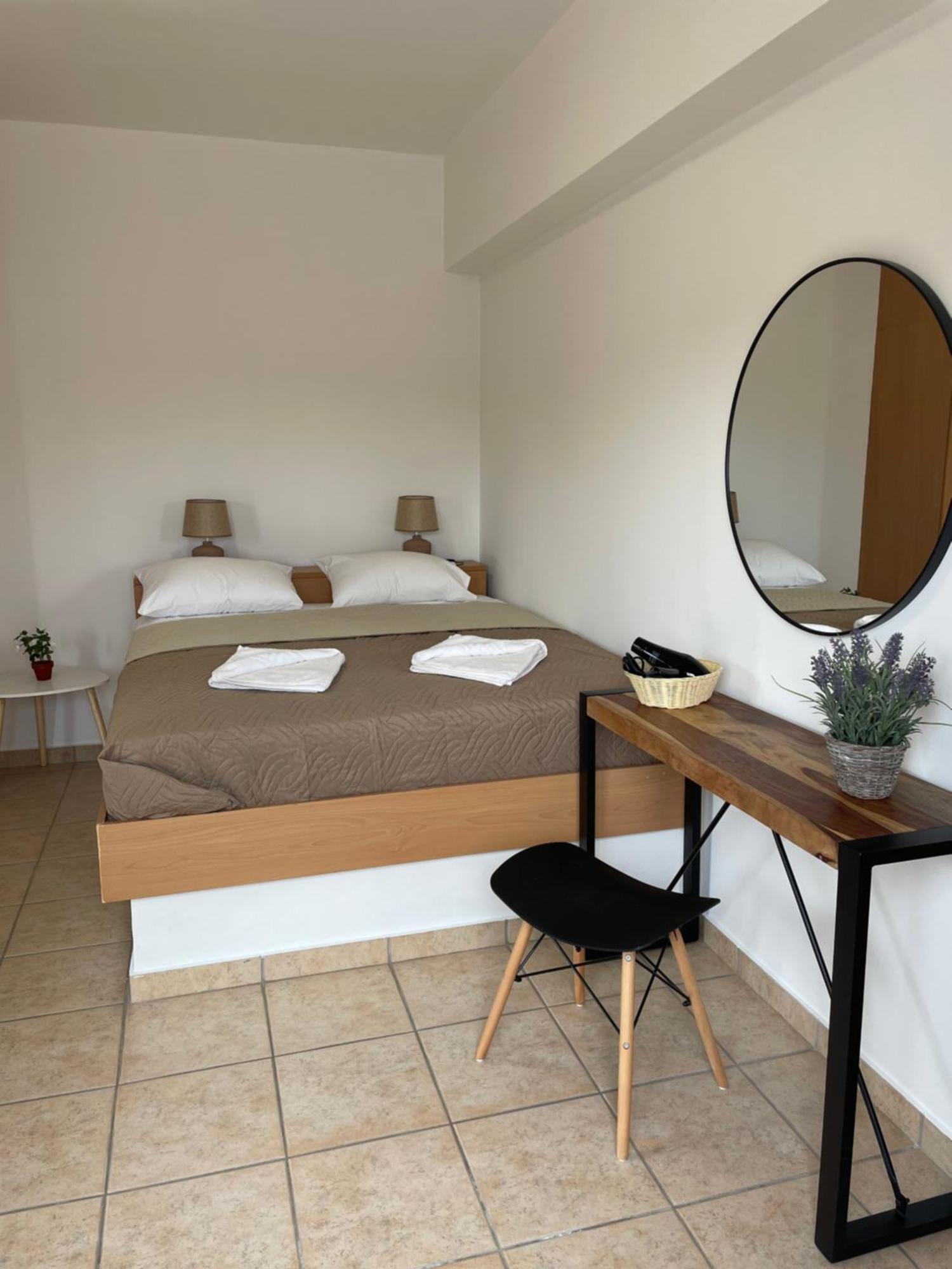 Mini Art Apartments Gerani  Екстериор снимка
