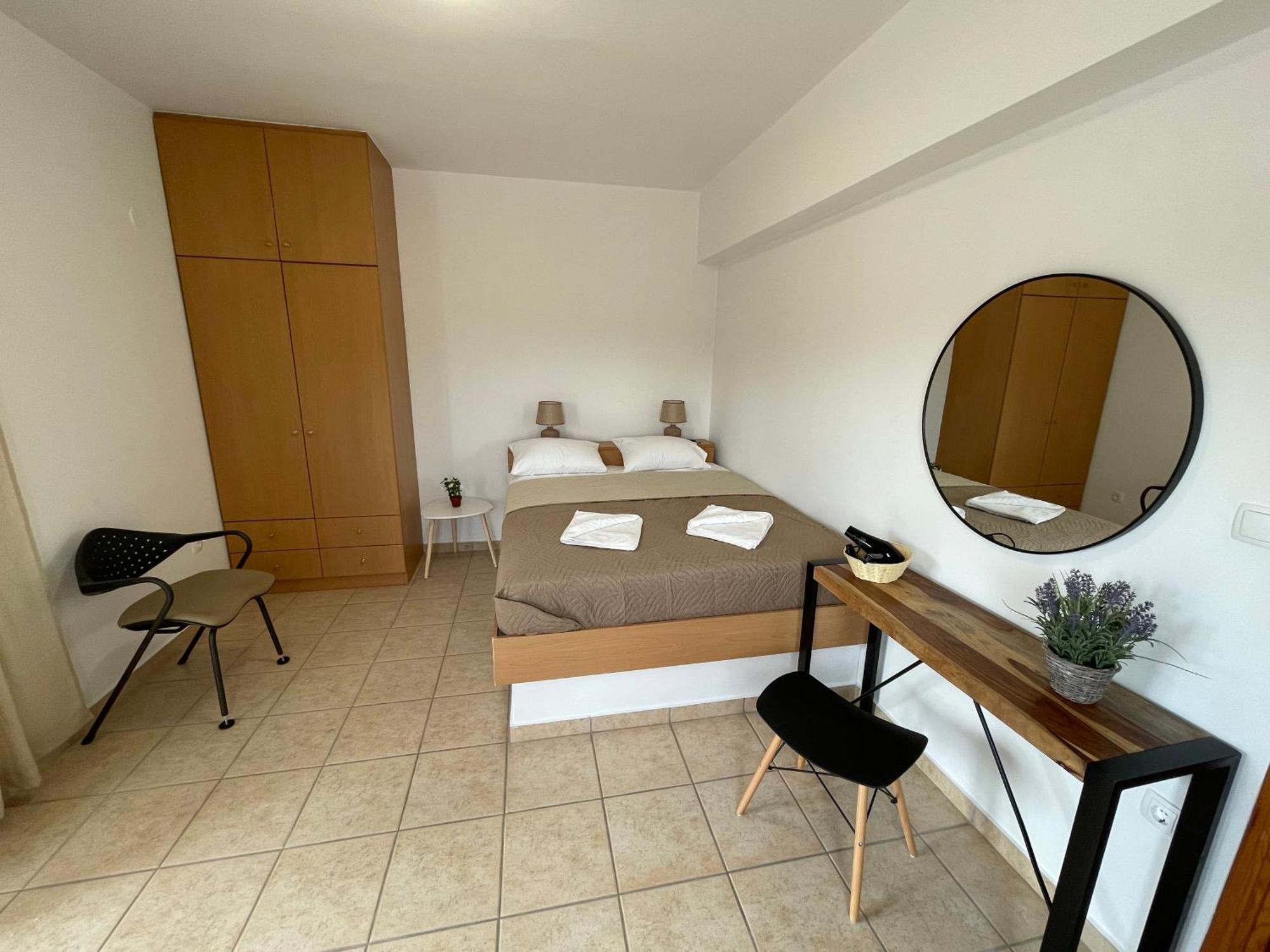 Mini Art Apartments Gerani  Екстериор снимка