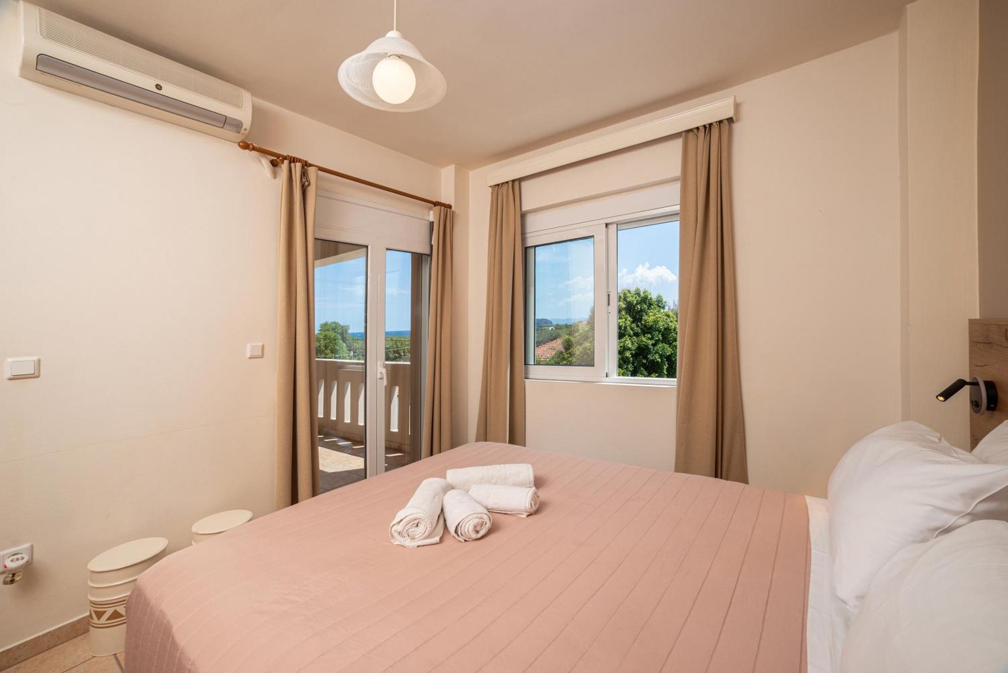 Mini Art Apartments Gerani  Екстериор снимка
